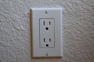 How to replace an electrical outlet